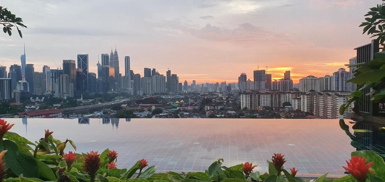 Studio Near Klcc And Lrt With Superb View Куала-Лумпур Экстерьер фото