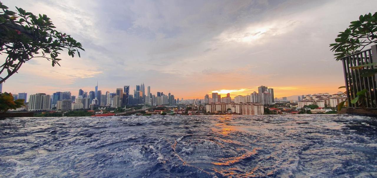 Studio Near Klcc And Lrt With Superb View Куала-Лумпур Экстерьер фото